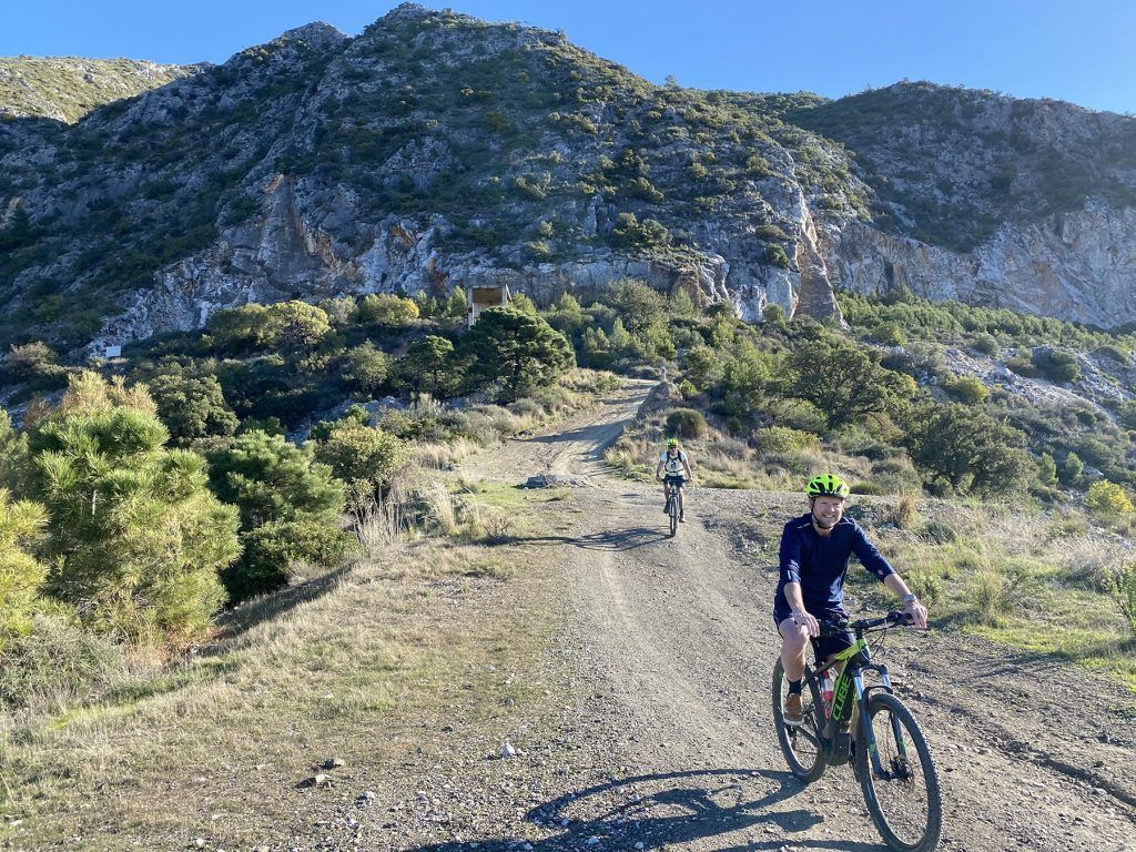 E-Mountain Bike Tour Marbella - couple sierras
